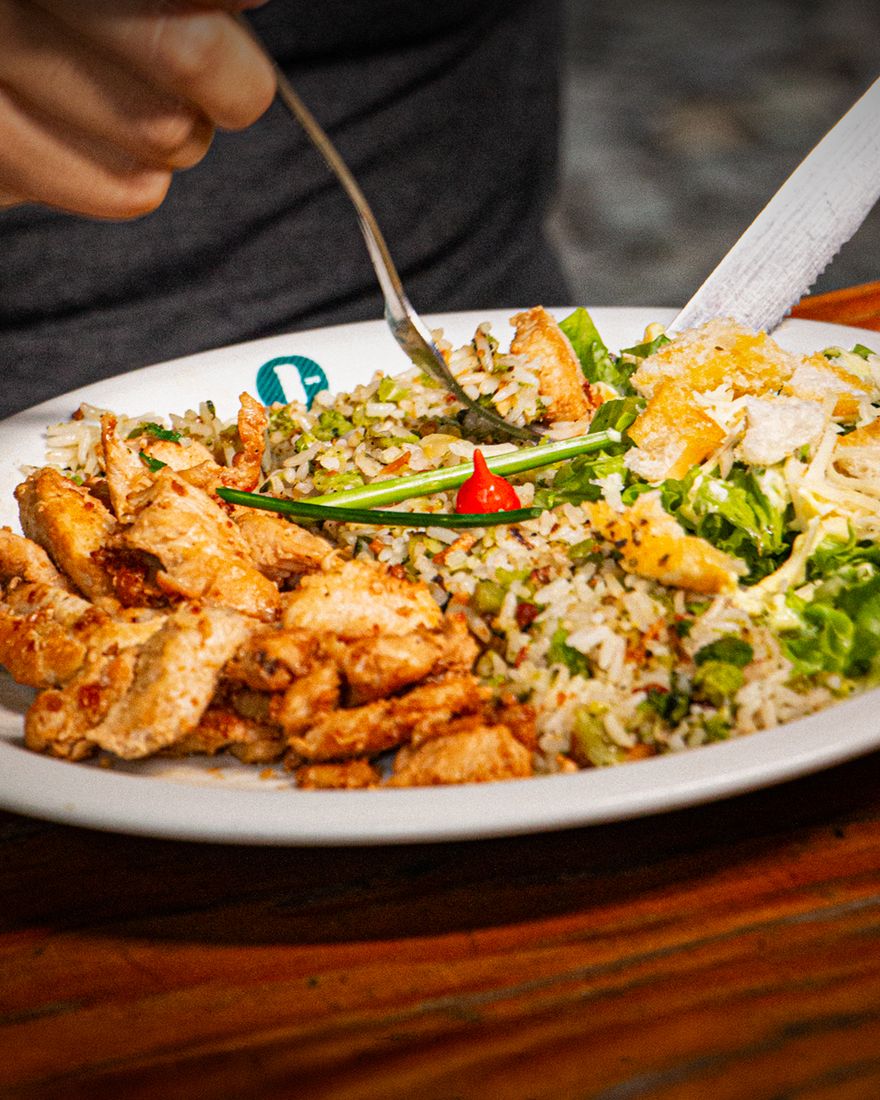 Frango com arroz de brócolis e salada Caesar